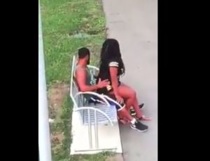 Rapando en el parque a plena luz del dia