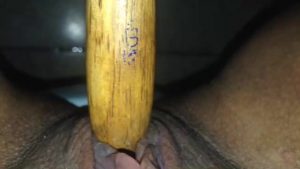 Se masturba con su cepillo
