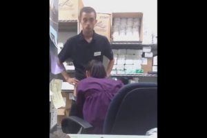 Gastando su bono en el almacen