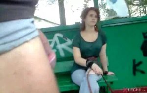 Pervertido en una parada de bus