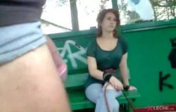 Pervertido en una parada de bus se masturba frente a dos chica que encuentra en la parada del autobús, ellas se sienten avergonzadas.