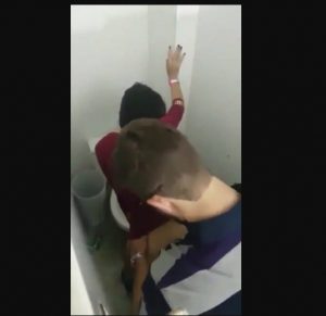 Atrapados rapando en el baño