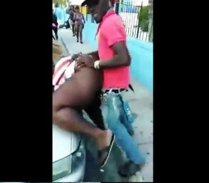 Haitianos follando en la vía