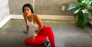Yummy la princesa impartiendo clases de sexo oral