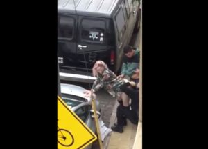 Colombiana cachada tirando un polvo en trió