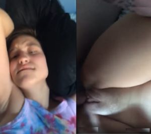 Jovencita con coño estrecho tiene un rico orgasmo