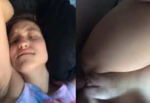Jovencita con coño estrecho tiene un rico orgasmo
