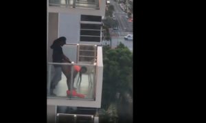 Dominicana pillada con  negro el  polvoroso en el balcón