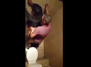 Rapidito en algún baño publico