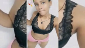 Adolescente dominicana con cuerpo de mujer
