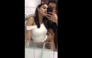 Adolescente grabando video porno en el baño de la disco