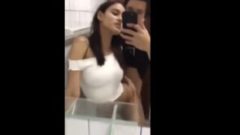 Adolescente grabando video porno en el baño de la disco