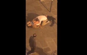 Puta le gusta el sexo oral en publico