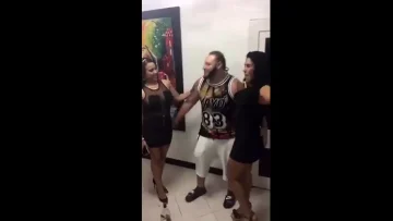 Dominicano se lleva a una de las colombiana a la cabaña y  le dio durisimo