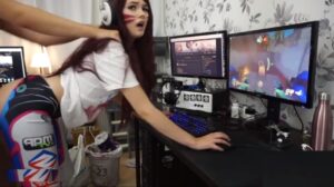 Chica gamer follando por un ps4- Al estilo el perrito