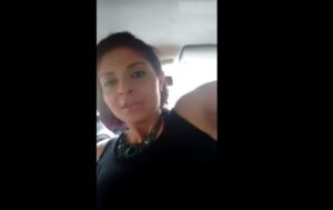 Carina lopez pegando cuerno en el auto de su ex-  Soy la mas perra