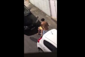 Grabando a mi vecina rapando al estilo el perrito- Sexo en publico