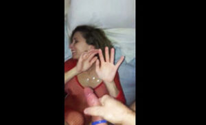 Milf recibe su sobrasa leche pura el la cara