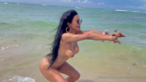 Yeraldincom bien cuero corriendo desnuda en la playa
