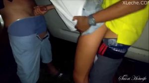 Dos amigos y una amiga ahorrillo de la carretera