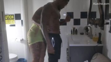 La abuela contrata un negro para que la singue