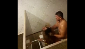 Sexo Agresivos en el baño de la disco