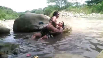Pareja de lesbianas cogiendo en el rio en pleno día