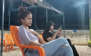 Esta caliente y sentada se esta mirando el juego