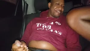 Puta de gran culo sácale en el carro al negro cocolo