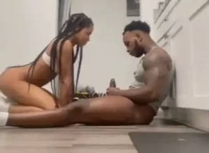 Follando duro con la flaca en el piso