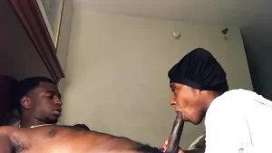 Se lo pone duro porque quiere que se la metan entera