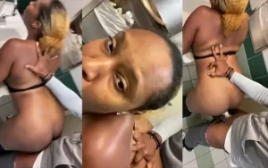 Singando en el baño del cine