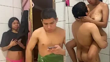 Me Escondo En la Bañera Para Follar Con Mi hermanastro