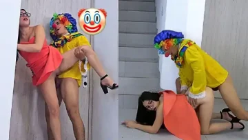 Papa Me Descubre LLena De Leche Por EL Payaso-OMG!
