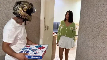 El repartidor resulto ser su ex novio y reviven viejos tiempos