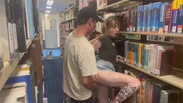 Putita quiere que la follen en la biblioteca sin importar que la vean