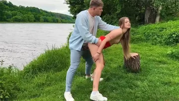 Sexo con delgada al lado de un lago al aire libre