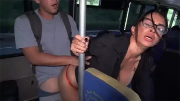 Se encuentra con una secretaria sexy en el bus y ella se deja coger